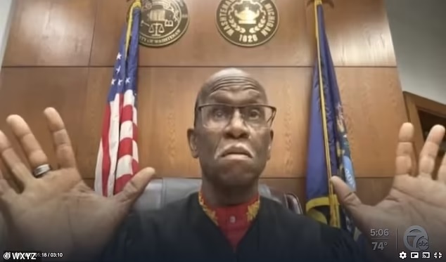 الأميركي كوري هاريس إلى السجن مجددا بعدما حضر محاكمته من خلف المقود... بلا رخصة 